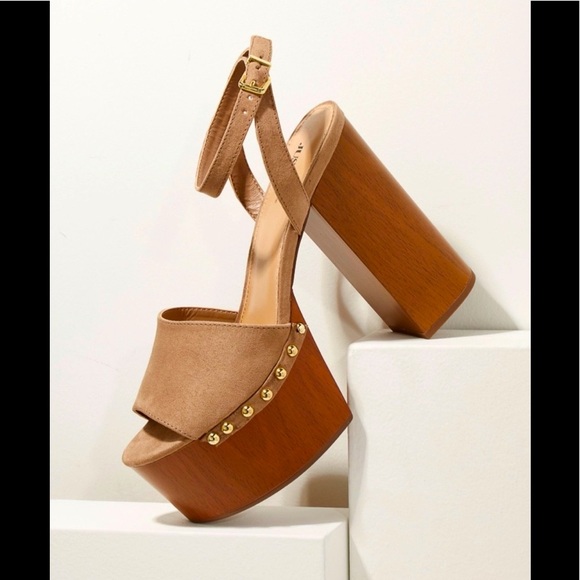 Shoe Dazzle Shoes - NWT Shoe Dazzle Platform Sandals in Size 10